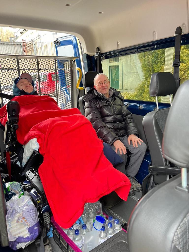 zeien_b's tweet photo. Bitte spendet für ukrainische Flüchtlinge mit Handicap: Bilanz nach einer Woche: 119 von Polen nach und ca. 400 Frauen und Kinder in Deutschland untergebracht. Wir wollen noch mehr! https://t.co/ZsC03NWMGA https://t.co/BBZ7LlZghC
