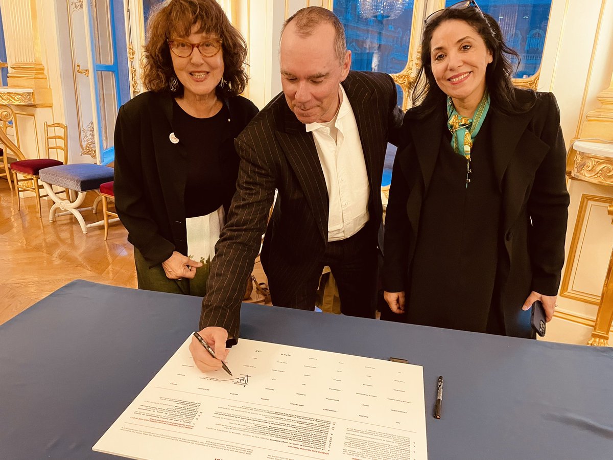 PFDMedias's tweet photo. Premier signataire Pascal Breton de Fédération entre @boucheraazzouz et @BachmanLaurence #chartePdfm #ParitéModedEmploi https://t.co/VgQKQznuQa