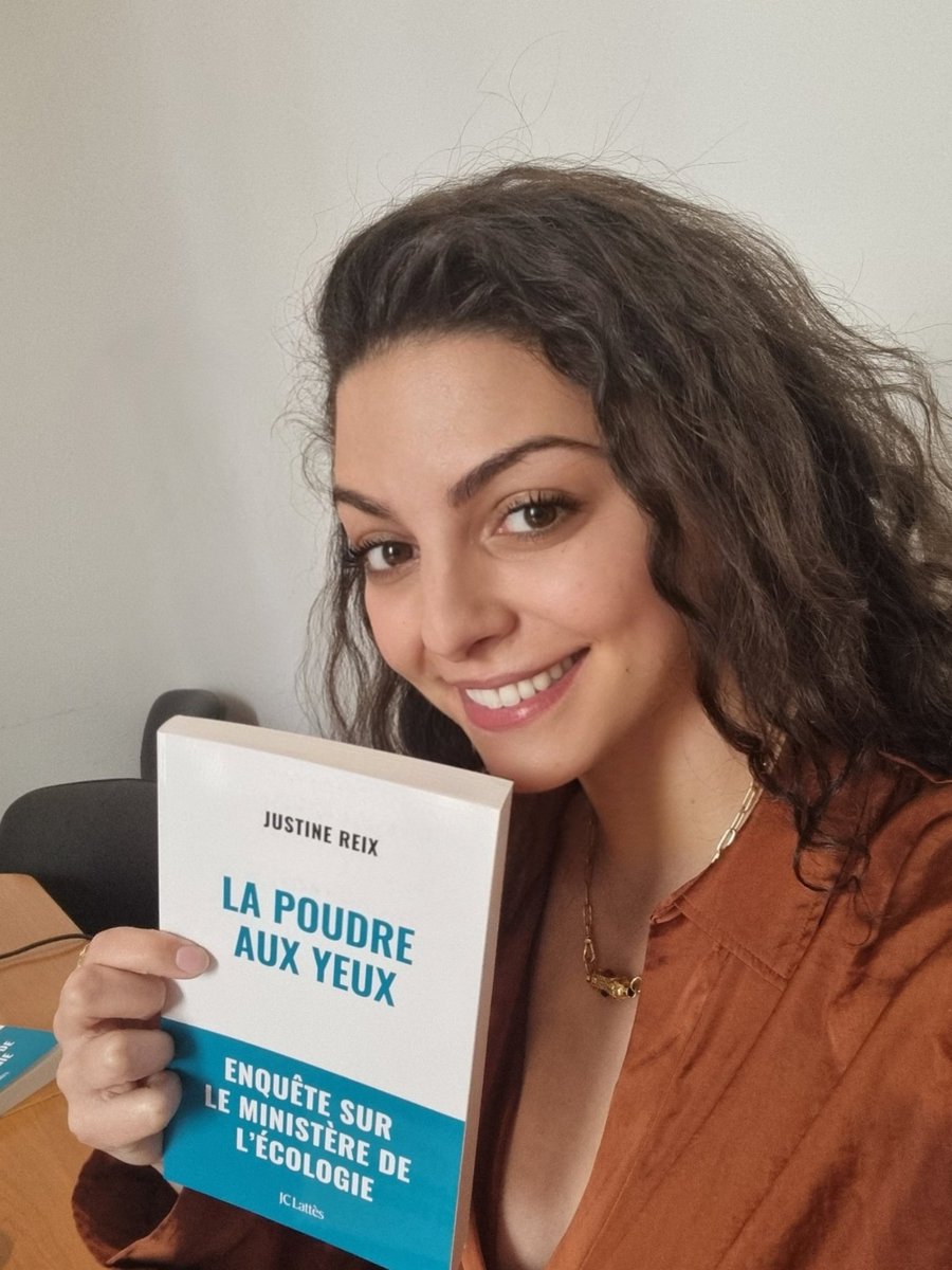 Justine_Reix's tweet photo. Aujourd'hui est un jour très spécial. J'ai enfin pu voir en chair et en os mon livre et ça fait quelque chose. J'ai du mal à m'en remettre. Je tremble de peur et d'excitation à l'idée de vous voir avec et de partager vos tables de chevet... Rdv le 23 mars pour sa sortie ! https://t.co/nrtgsW2onz