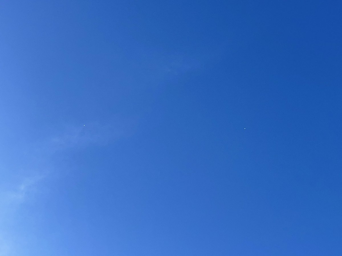 its_sherriberri's tweet photo. Two objects floating in the sky above #Honolulu #Hawaii (you’ll need to zoom in).
Good morning by the way 🌺
Blue skies remind me of Ukraine flag 💙🇺🇦💙 #SlavaUkraini https://t.co/QG7oRo7uWQ