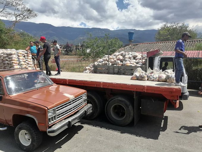 De la mano de la <a href="/epsdistal/">DISTAL</a> y el Poder Popular, el <a href="/MinAlimenVen/">minalimentacion_ve</a> distribuyó combos CLAP en las parroquias Ayacucho, Mosquey y Rafael Rangel del mcpio Boconó, garantizando así la atención alimentaria de 4.866 familias.

#EnTrujilloComenzóElProgreso
#USADerogaElDecretoYa