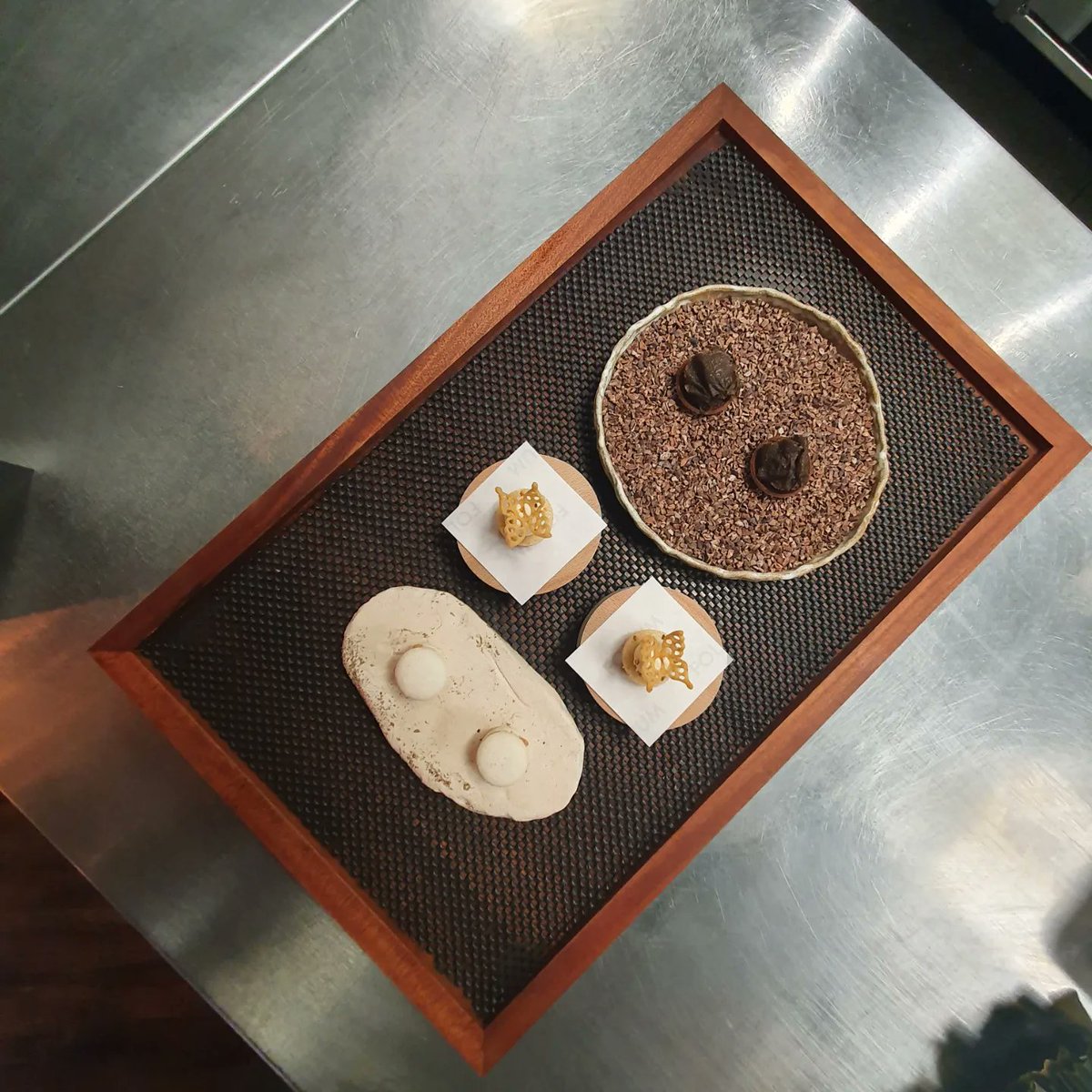 foliumrest's tweet photo. The final serving on our tasting menu.
π¦ Cotswold Whisky and Peat Butterfly Bun
π«π Chocolate, Cep and Winter Truffle Tart
π» Sunflower and Miso Macaron.
What's your favourite ππ
#birmingham #JQ #jewelleryquarter #sweettreats #macarons #Sunflower #Whisky #wintertruffle https://t.co/T02l7zZH8W