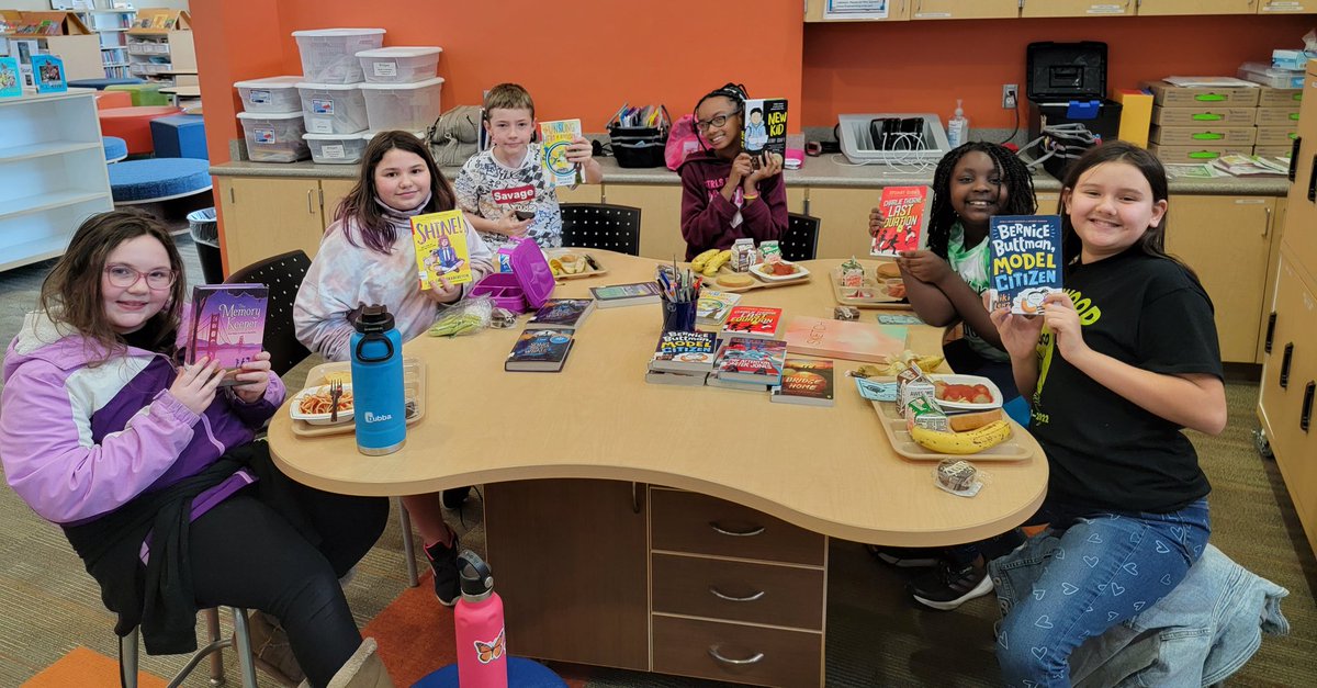 laragarrett's tweet photo. I love celebrating our @sherwoodsps Twain Readers! #SPSlib #SPSReads https://t.co/mXNQggEEIU