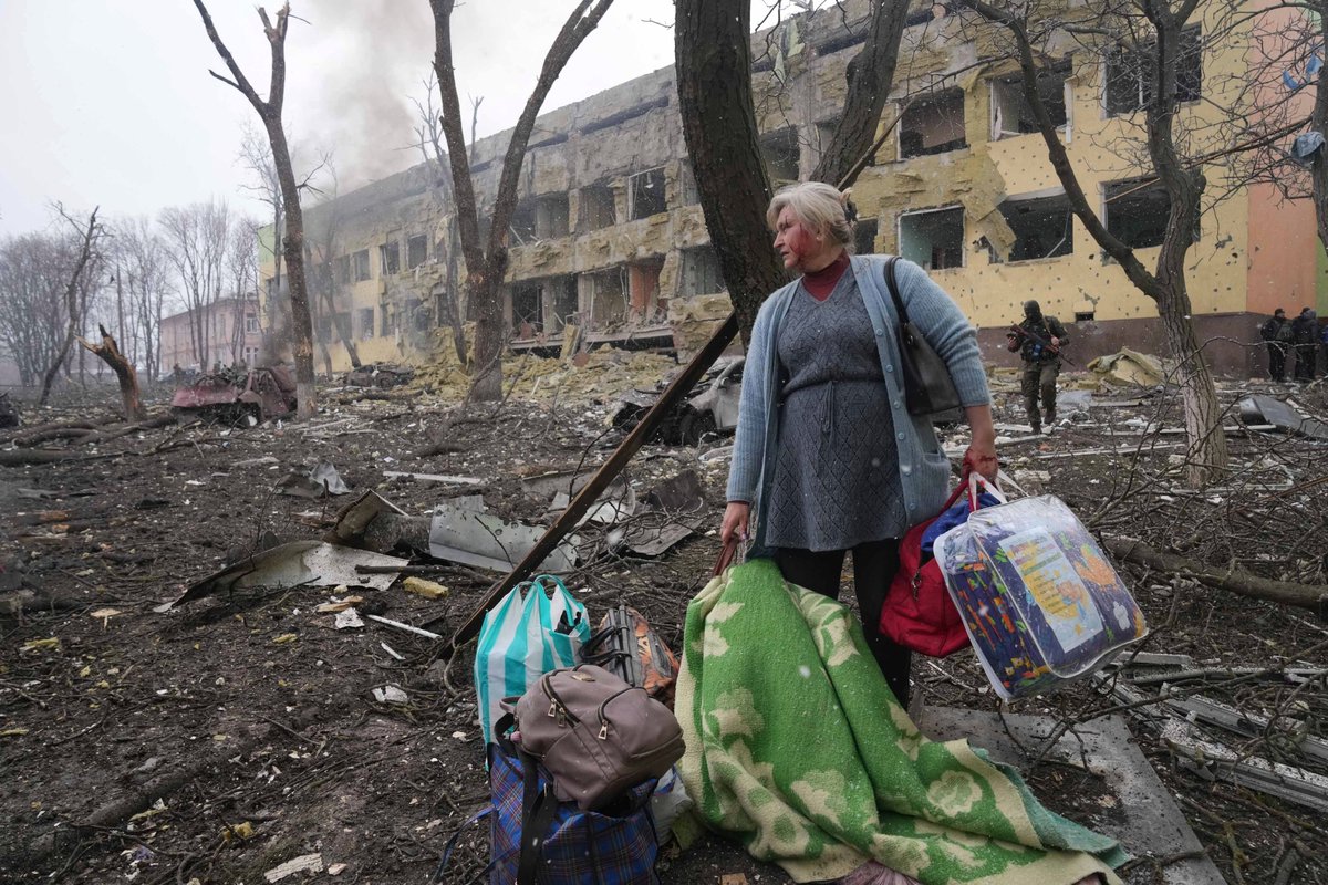 LaVanguardia's tweet photo. 📸 Al menos 17 heridos, entre ellos varias mujeres embarazadas, por el bombardeo ruso sobre un hospital infantil y de maternidad en Mariúpol

Ucrania denuncia el ataque durante un supuesto alto al fuego para evacuar civiles.

Imágenes de AP https://t.co/t5sHraYWl6