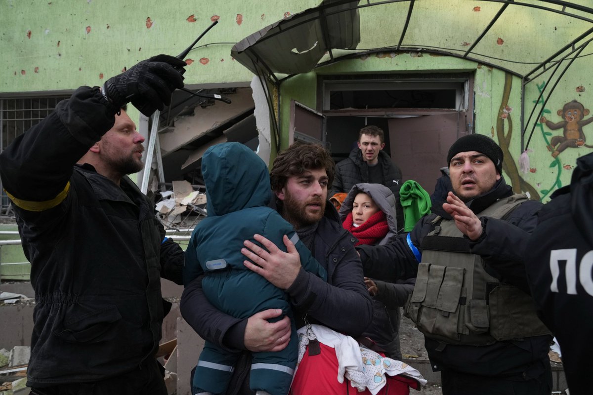 LaVanguardia's tweet photo. 📸 Al menos 17 heridos, entre ellos varias mujeres embarazadas, por el bombardeo ruso sobre un hospital infantil y de maternidad en Mariúpol

Ucrania denuncia el ataque durante un supuesto alto al fuego para evacuar civiles.

Imágenes de AP https://t.co/t5sHraYWl6