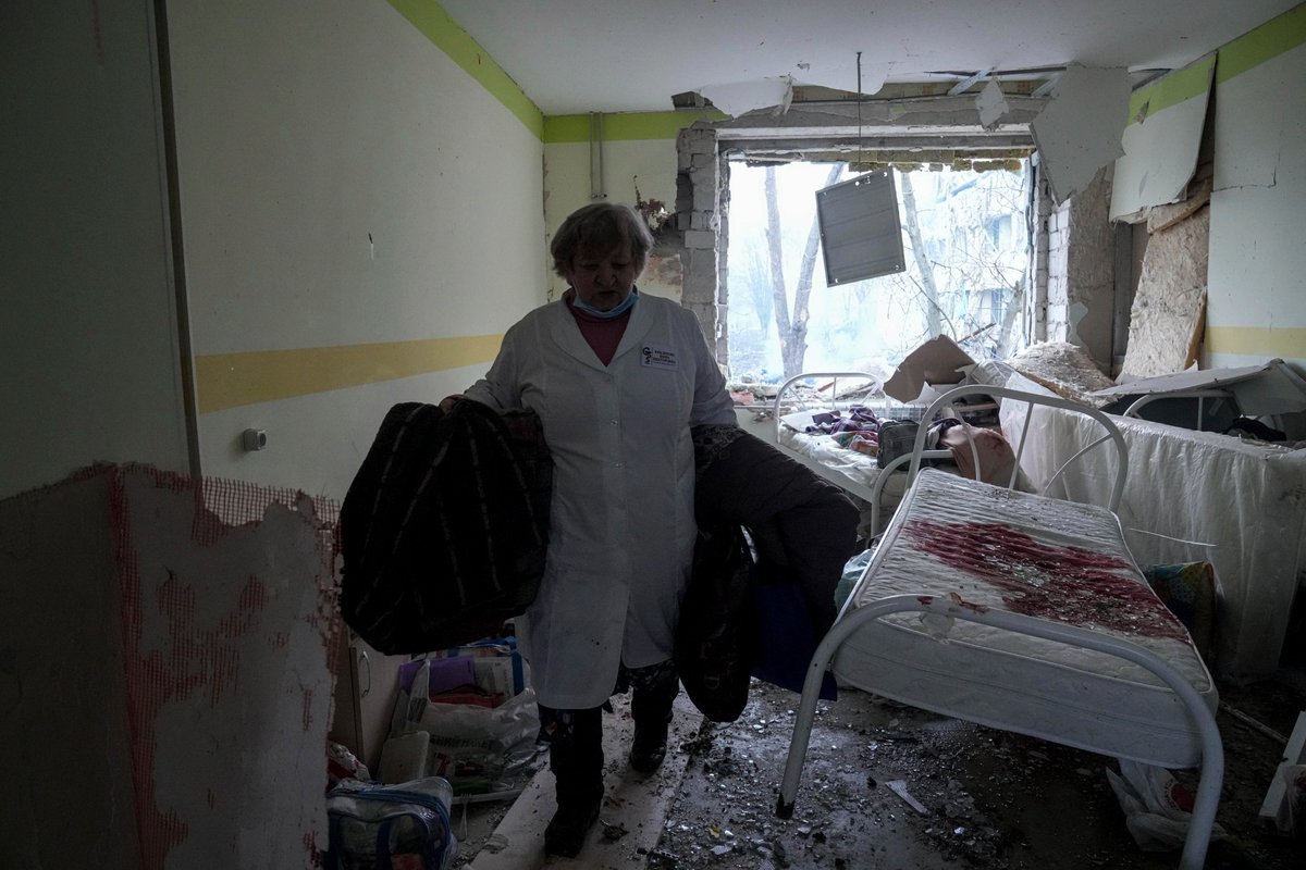 LaVanguardia's tweet photo. 📸 Al menos 17 heridos, entre ellos varias mujeres embarazadas, por el bombardeo ruso sobre un hospital infantil y de maternidad en Mariúpol

Ucrania denuncia el ataque durante un supuesto alto al fuego para evacuar civiles.

Imágenes de AP https://t.co/t5sHraYWl6