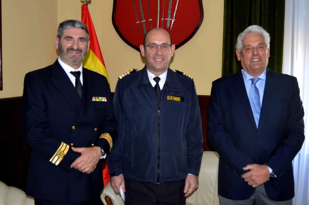 ElForoMaritimo's tweet photo. REAL LIGA NAVAL ESPAÑOLA en Málaga: Acompañamos al Vicecomodoro Antonio Sanz Fernandez en la reunión mantenida en la Comandancia Naval con el Capitán de Navio @IgnacioGarciad5 Agradecemos el gran trabajo de divulgación marítima.
#LigaNavalEspañola #RLNE #Malaga https://t.co/duAhoyMYny