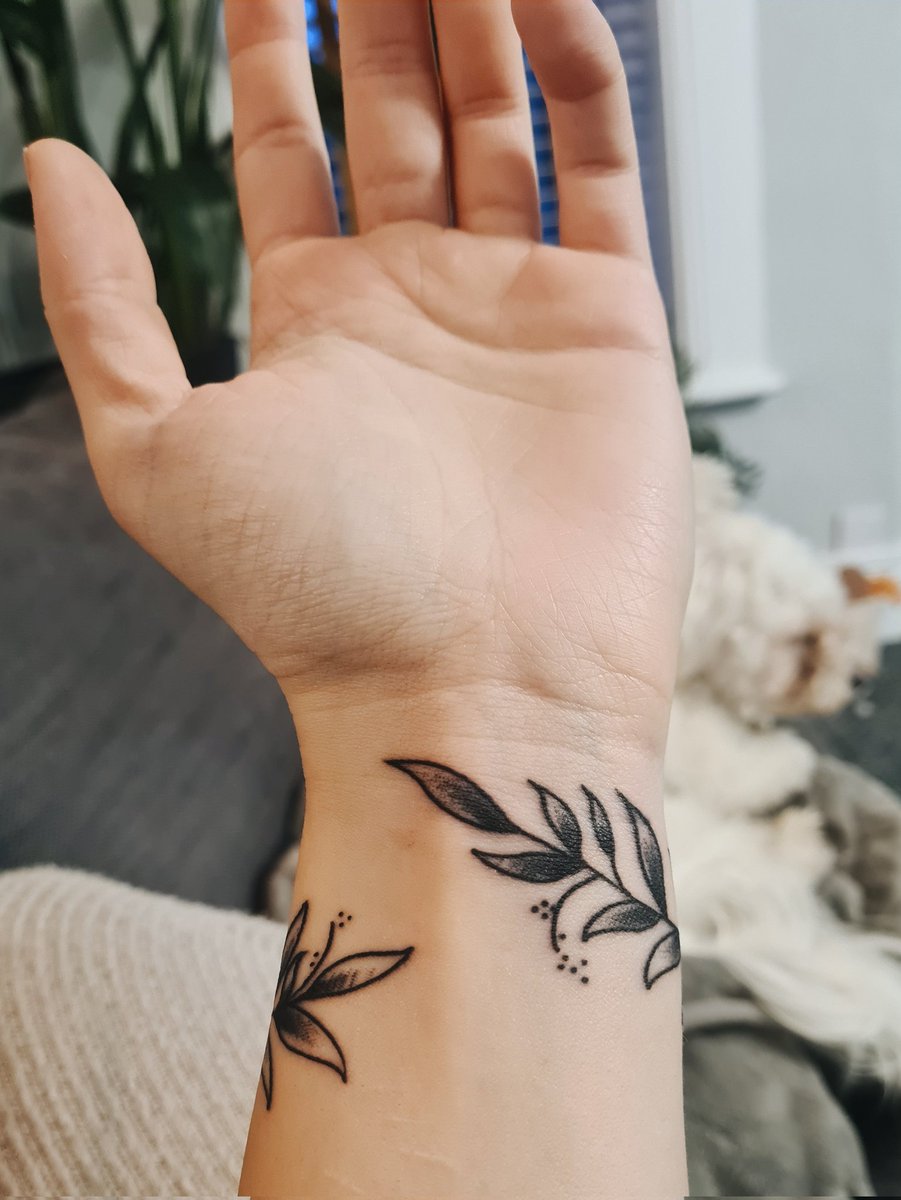 circIess's tweet photo. trying to make my wrists prettier one step at a time x https://t.co/6VawdB7mFr
