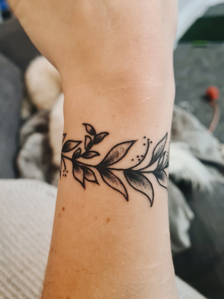 circIess's tweet photo. trying to make my wrists prettier one step at a time x https://t.co/6VawdB7mFr