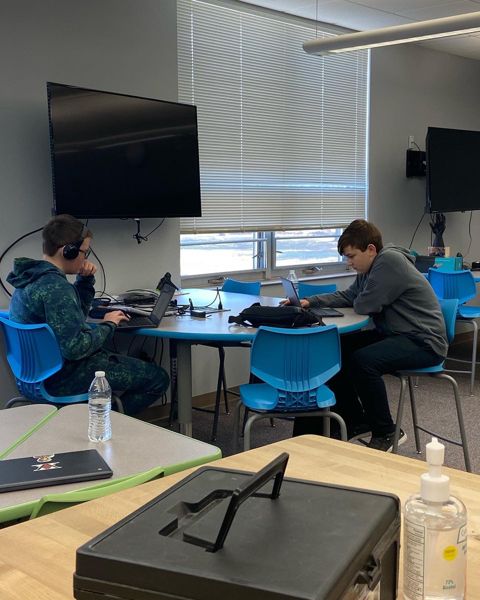 Reindl5th1's tweet photo. Exploring the Titanic in the stem lab with Mrs Craggs and 7th grade. #oculus #zSpace https://t.co/vev05XA2Ng