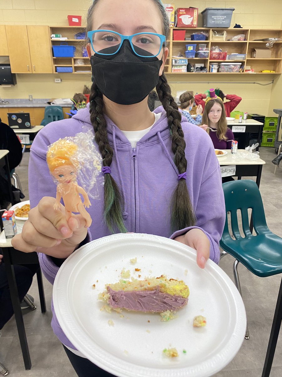 MmeAmydee's tweet photo. A huge merci to the culinary Ss @LCVI_LDSB for making this Mardi Gras authentique! Ss @BayridgePS_LDSB celebrated la culture francophonie with amazing floats coupled with yummy jambalaya and la gateaux des rois @LimestoneDSB #wholesystemcollaboration https://t.co/EGtKt8iDWr