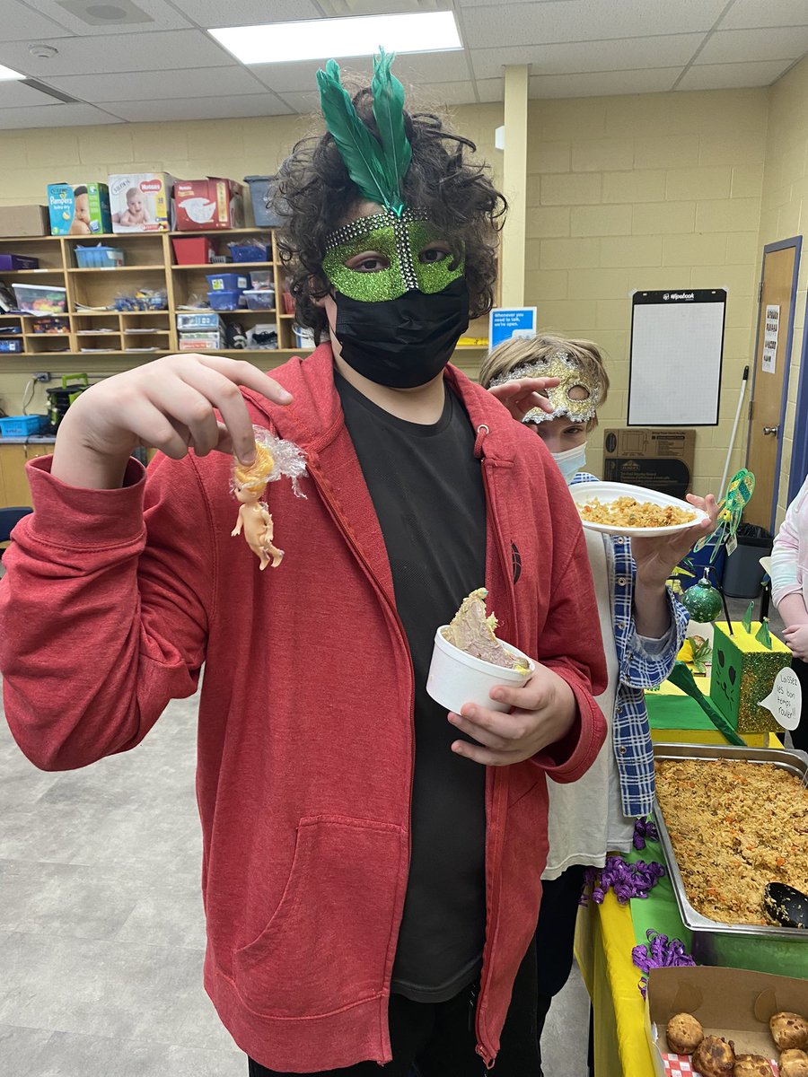 MmeAmydee's tweet photo. A huge merci to the culinary Ss @LCVI_LDSB for making this Mardi Gras authentique! Ss @BayridgePS_LDSB celebrated la culture francophonie with amazing floats coupled with yummy jambalaya and la gateaux des rois @LimestoneDSB #wholesystemcollaboration https://t.co/EGtKt8iDWr