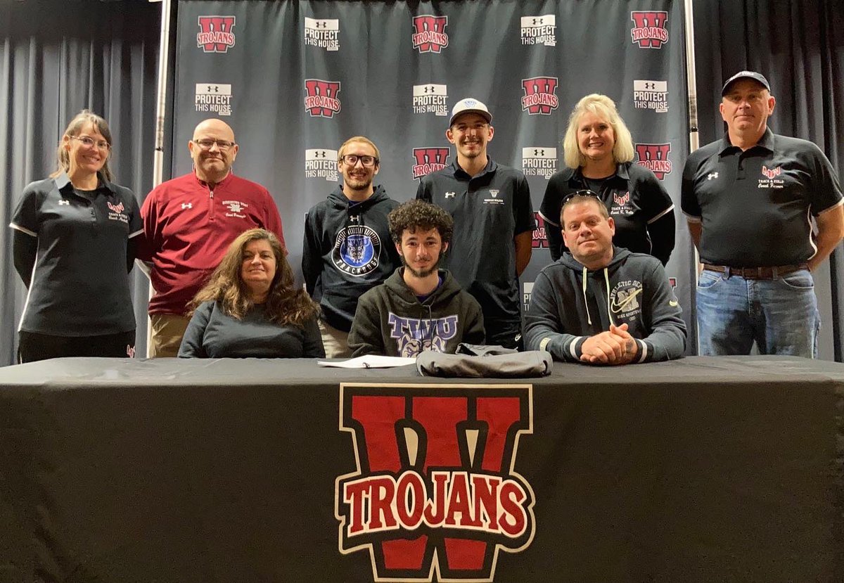 MichaelFuchs27's tweet photo. A little late, but had an awesome signing day yesterday. Thanks everyone for coming out to celebrate with me! https://t.co/qauqHVCSBG