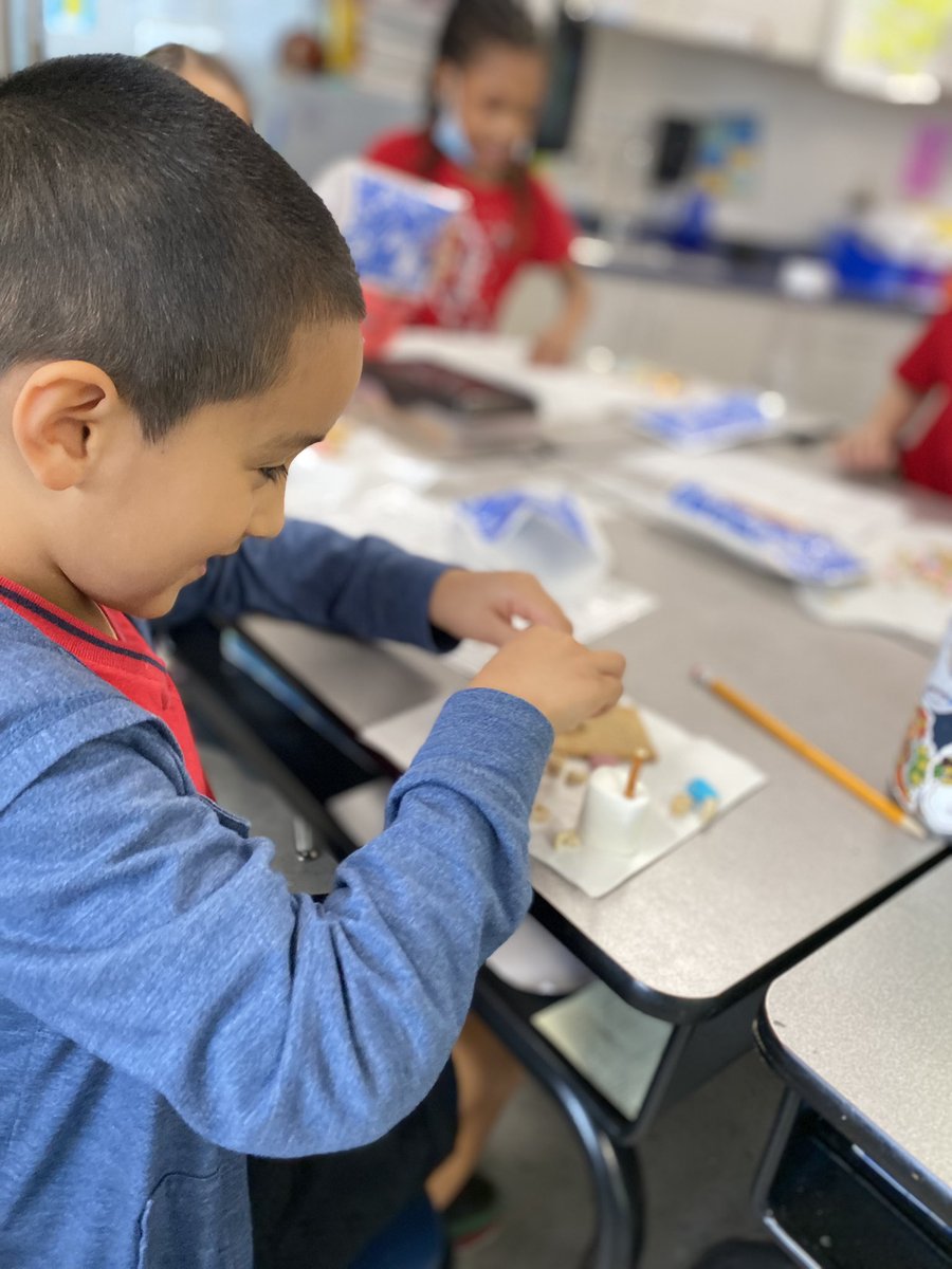 Cass_Francois's tweet photo. After reading How to catch a Leprechaun Ss we’re given materials to create their own trap… best part was eating our traps! #STEM @CannellaElem #teacherdiaries #confessionsofafirstgradeteacher
#firstgradediaries #Floridateacher #teachertwitter https://t.co/Qn3lnnPEC9