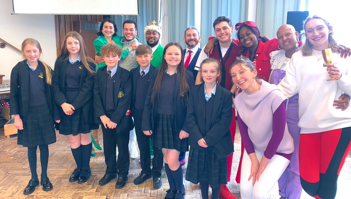 StMarysDrama's tweet photo. Congratulations @NT_Schools on your amazing production of Hamlet. Our students loved it! Thanks to @stjosephsbh for hosting 🎭 https://t.co/she9seGWAD