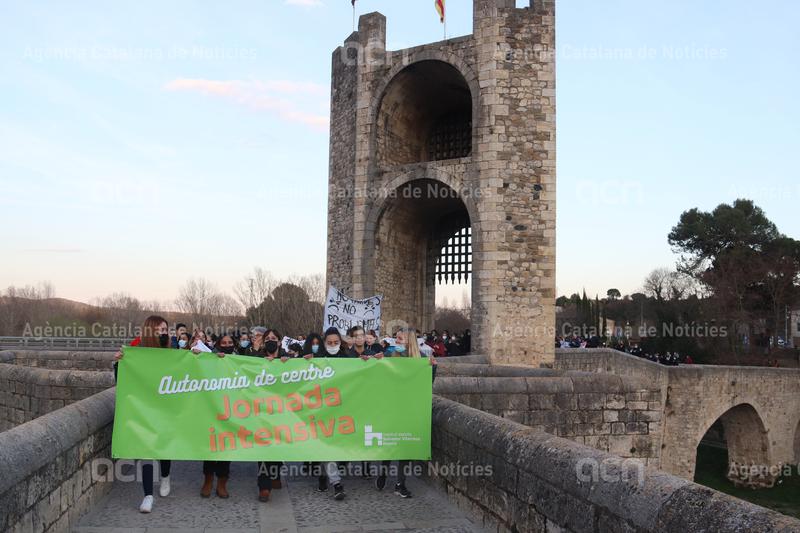 ACNgirona's tweet photo. La comunitat educativa de l'institut escola Salvador Vilarrasa de #Besalú reivindica seguir fent jornada compacta. El director del centre lamenta que @educaciocat  no vulgui reunir-se amb ells per arribar a un acord https://t.co/k9S0G56NF3 https://t.co/hQfXRvq22k