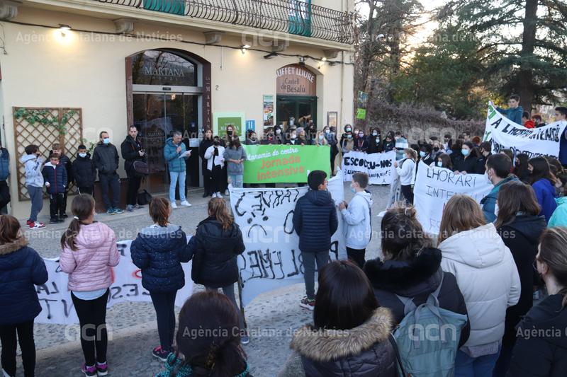 ACNgirona's tweet photo. La comunitat educativa de l'institut escola Salvador Vilarrasa de #Besalú reivindica seguir fent jornada compacta. El director del centre lamenta que @educaciocat  no vulgui reunir-se amb ells per arribar a un acord https://t.co/k9S0G56NF3 https://t.co/hQfXRvq22k