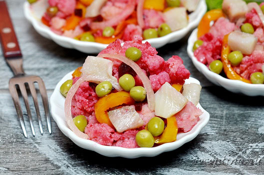 helpdoc2013's tweet image. Салат с сельдью, цветной капустой, свеклой, зеленым горошком - рецепт с фото receptino.ru/salaty/salaty-…