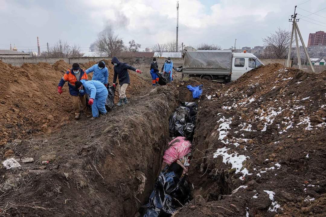 GicAriana's tweet photo. Dear Mothers of the World,

Remember yourselves pregnant, in labour, or holding your newborn babies your arms.

Now think about those moments including bombs being dropped on your heads. 

Some live. Some die. Babies born. Babies lost. Babies murdered.

#StopRussia https://t.co/zNnq98RoVF