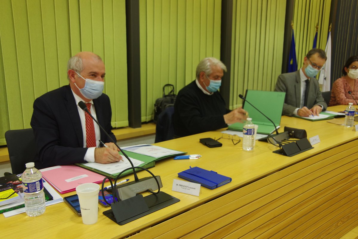 Ce soir à #Echirolles :  signature du 1er Contrat de Sécurité Intégrée #CSI en #Isere entre le <a href="/prefet38/">Préfète de l'Isère 🇨🇵🇪🇺</a> le procureur <a href="/egajvpr/">Eric VAILLANT, avocat général Caen</a> et la ville d'<a href="/Echirolles38/">Ville d'Echirolles</a>.
✅vise à coordonner l'action conjointe des acteurs de la #Securité 🚨sur le territoire dans la lutte contre la #Delinquance