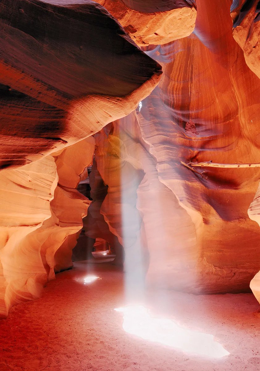 CNTravelerSpain's tweet photo. El Cañón del Antílope es un estrecho desfiladero que se encuentra en el norte de Arizona. Su nombre original, en idioma navajo, es Tsé Bighánílíní, que significa "el lugar donde el agua corre a través de las rocas" 😍 (📸  Alamy) https://t.co/LhkURm0DkL