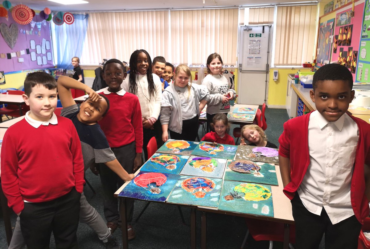 AimeeAll1's tweet photo. How amazing are these?! Our WIP Hot Air Balloons in Y3/4 #ArtsandCraft club @ParklandsLeeds @chrisdysonHT using ideas from the inspirational @DarrellWakelam #CardboardKing
#CardboardArt #craftsforchildren
So much fun! Look at the smiles! https://t.co/EiGlPQ0GbD