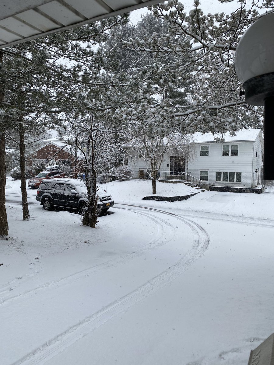 YashnaSaxena's tweet image. Snowing heavily. 
On March 9th 
#nospringhere