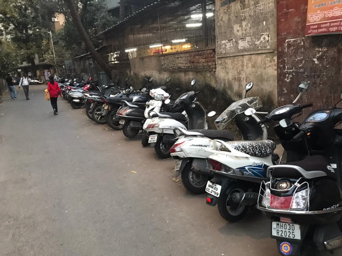 sourabhshinde's tweet photo. We the residents of kesarbaugh opposite Mulund station East are facing a grave problem due to the cars, bikes and auto rickshaw that are  parked illegally in our colony premises. https://t.co/egbqLxqmeL