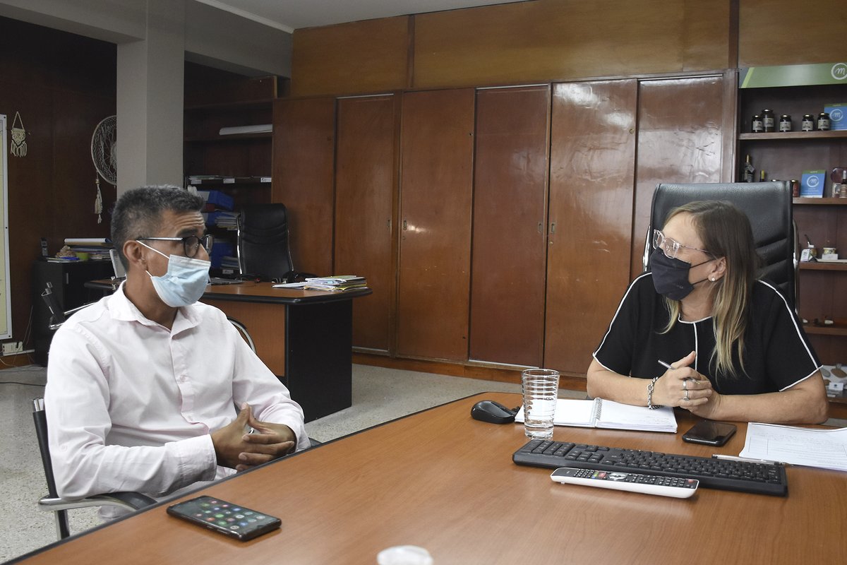 MinDHumanoER's tweet image. La ministra Marisa Paira mantuvo una reunión con el intendente de #Ubajay, Marcelo Giménez, con el objetivo de analizar las distintas líneas de acción que lleva adelante el @MinSocialER en el territorio.