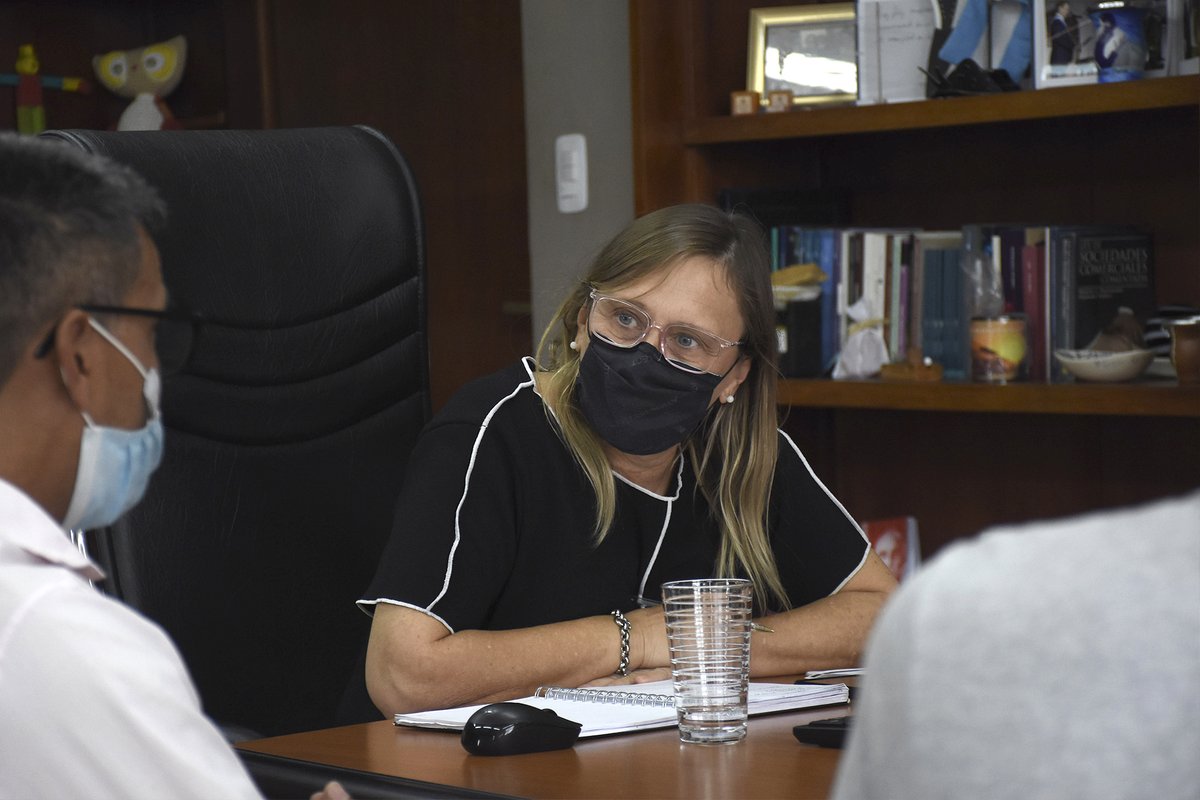 MinDHumanoER's tweet image. La ministra Marisa Paira mantuvo una reunión con el intendente de #Ubajay, Marcelo Giménez, con el objetivo de analizar las distintas líneas de acción que lleva adelante el @MinSocialER en el territorio.