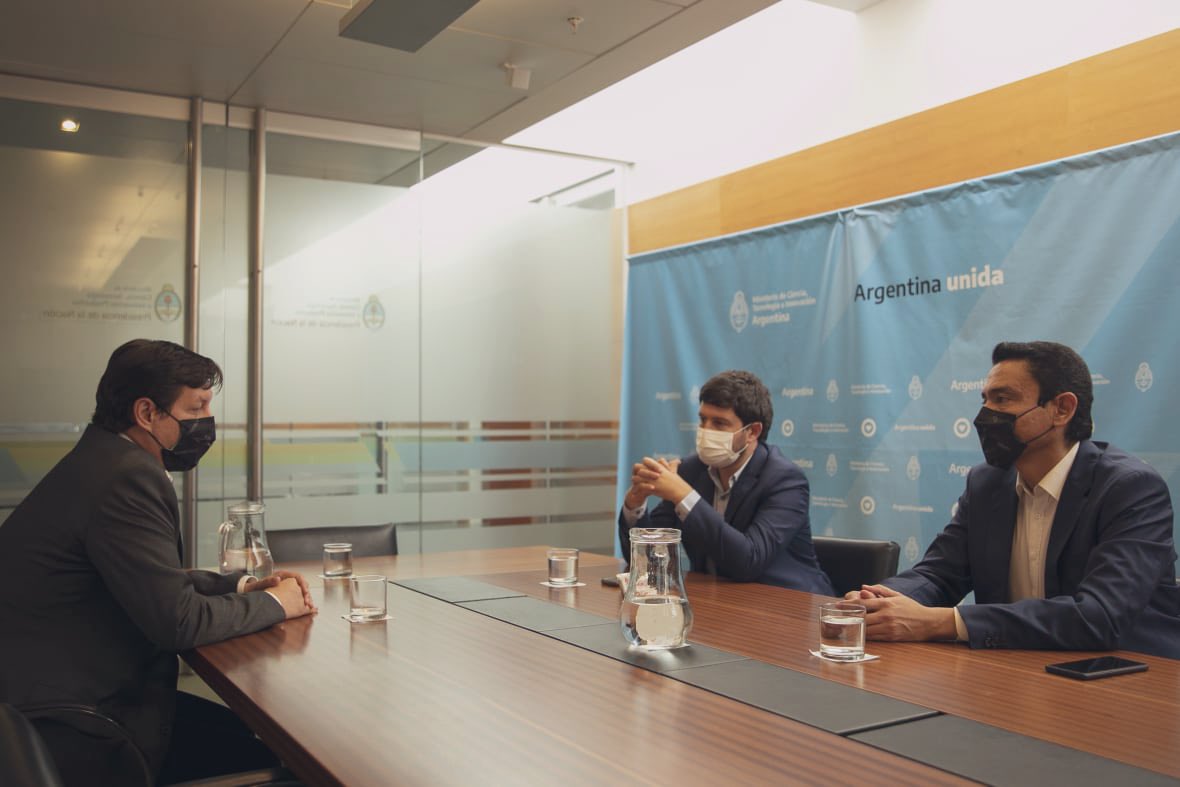 FedericoRBazan1's tweet photo. Con @hugo_vera_ presentamos la agenda de trabajo de la provincia en materia de ciencia y tecnología al ministro @FilmusDaniel y al presidente de la @agenciaidiar @ferpeirano 

(sigue) https://t.co/eFzr9atn9G