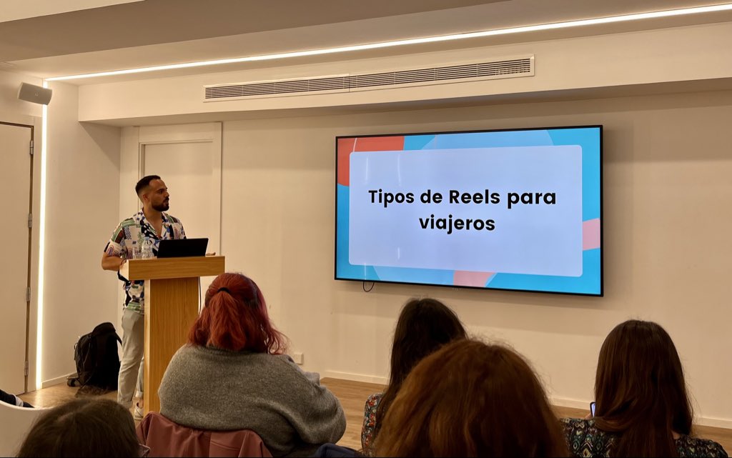bcnTB's tweet photo. 📽✈️🌴 Nos encanta contar historias viajeras… ¡por todos lados y a todas horas!
🧑🏫 Y hoy estamos en #PangeaBCN para aprender más y mejor sobre #Instagram Reels con un experto 🔝🔝🔝: Juan Galán de IG Creator Academy. https://t.co/K65XeHUZOW