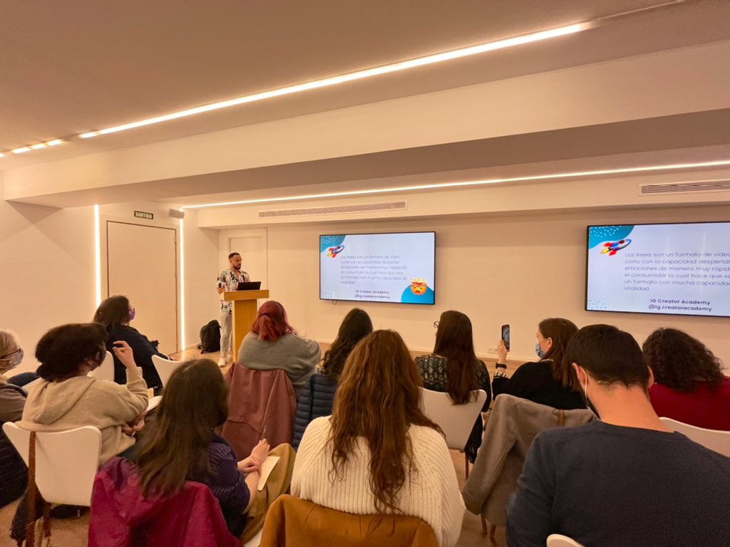 bcnTB's tweet photo. 📽✈️🌴 Nos encanta contar historias viajeras… ¡por todos lados y a todas horas!
🧑🏫 Y hoy estamos en #PangeaBCN para aprender más y mejor sobre #Instagram Reels con un experto 🔝🔝🔝: Juan Galán de IG Creator Academy. https://t.co/K65XeHUZOW
