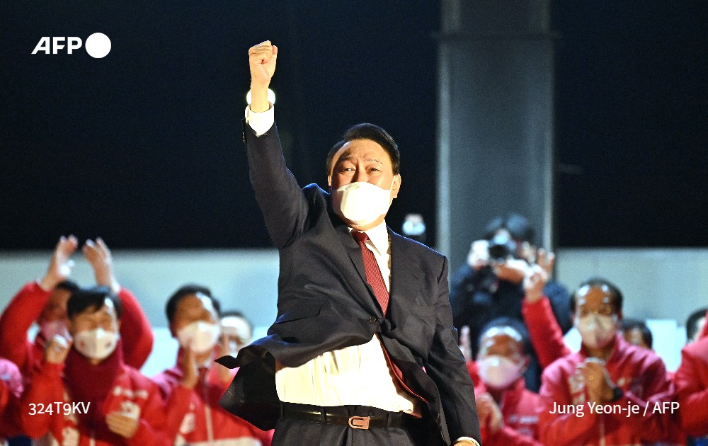 AFP's tweet photo. #UPDATE Opposition conservative Yoon Suk-yeol has won South Korea's presidential election, Yonhap reported Thursday, propelling a political novice and avowed anti-feminist to the helm of Asia's fourth largest economy
✍️@CLAIRE_D_AIRE &amp; @cat_barton
➡️https://t.co/nrFBRPAGfC https://t.co/QEBUKHlTky