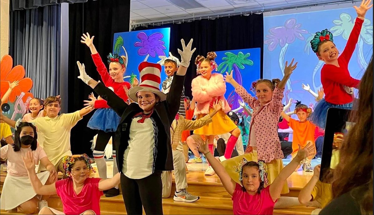 Kellerisd_HR's tweet photo. 🌟HR Campus Highlight🌟@RidgeviewKISD Co-Curr Team. The 4th-grade musical was a huge success. RES theatre teacher; "We are so thankful for our students, community, and staff for helping us make this "very large think" come to life. #KellerISDThePlaceToBe https://t.co/uPhss4GKym