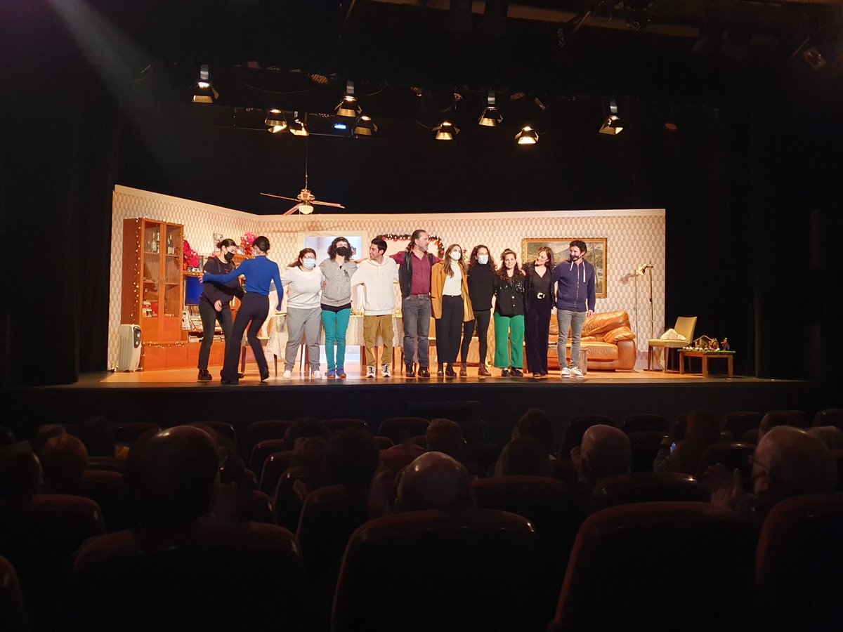 oriolsalapatau's tweet photo. Avui s'ha estrenat l'obra "Lo nuestro" al teatre Aquitània. Divertida comèdia al voltant d'una família a punt de celebrar la nit de cap d'any. Bona dramatúrgia, bones interpretacions. @aquitaniabcn @SalaFlyhard #Lonuestro https://t.co/7IIjQtlp4a