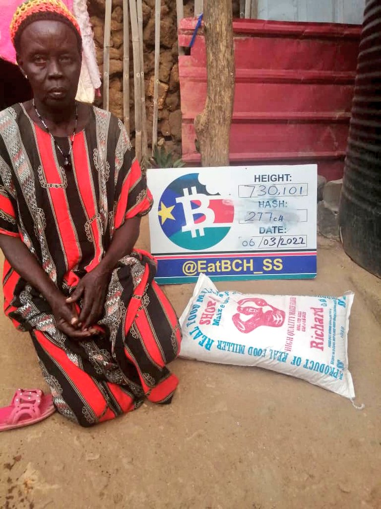 eatBCH_SS's tweet photo. Evening food bags sharing to our neighbors to have a meal. Thanks to the #BitcoinCashCommunity for supporting us to share meal with them. #SouthSudan #BitcoinCash https://t.co/tD92gaZjN0