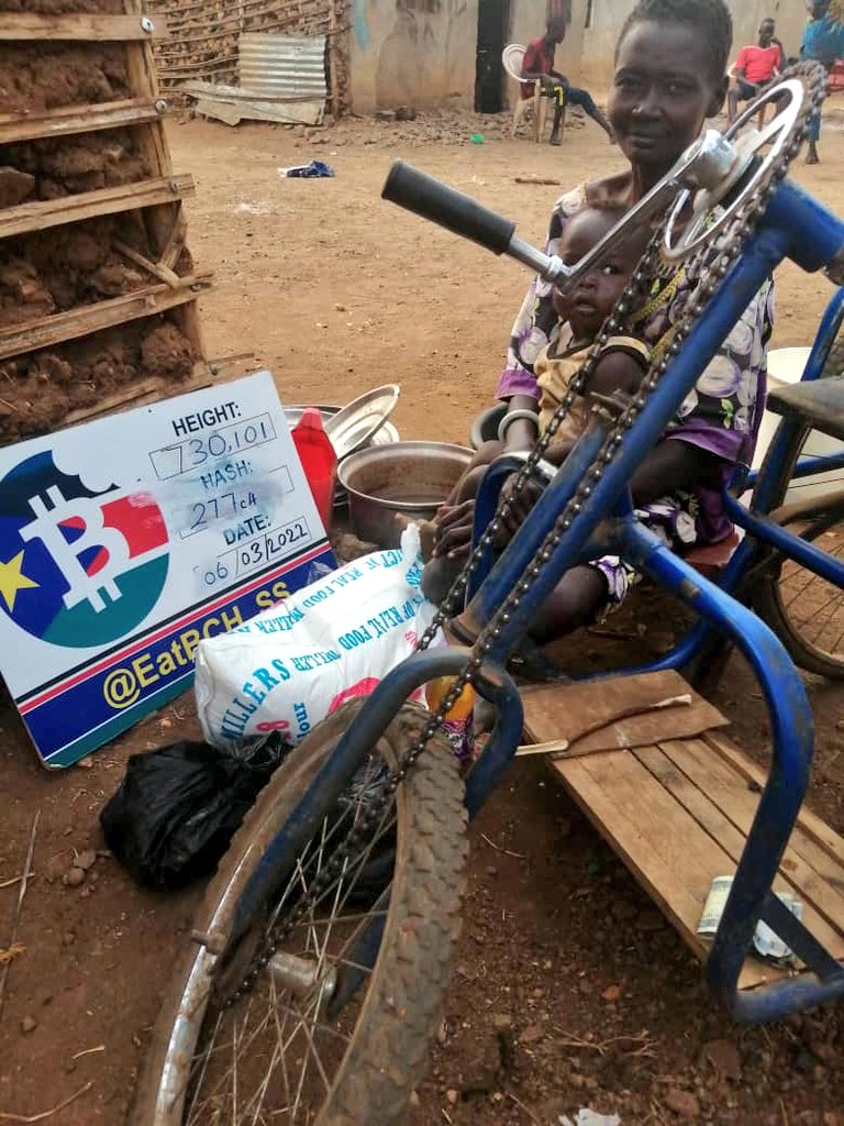 eatBCH_SS's tweet photo. Evening food bags sharing to our neighbors to have a meal. Thanks to the #BitcoinCashCommunity for supporting us to share meal with them. #SouthSudan #BitcoinCash https://t.co/tD92gaZjN0