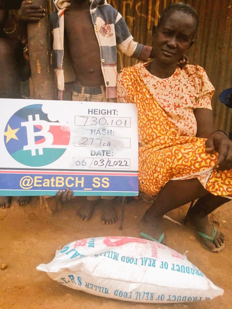 eatBCH_SS's tweet photo. Evening food bags sharing to our neighbors to have a meal. Thanks to the #BitcoinCashCommunity for supporting us to share meal with them. #SouthSudan #BitcoinCash https://t.co/tD92gaZjN0