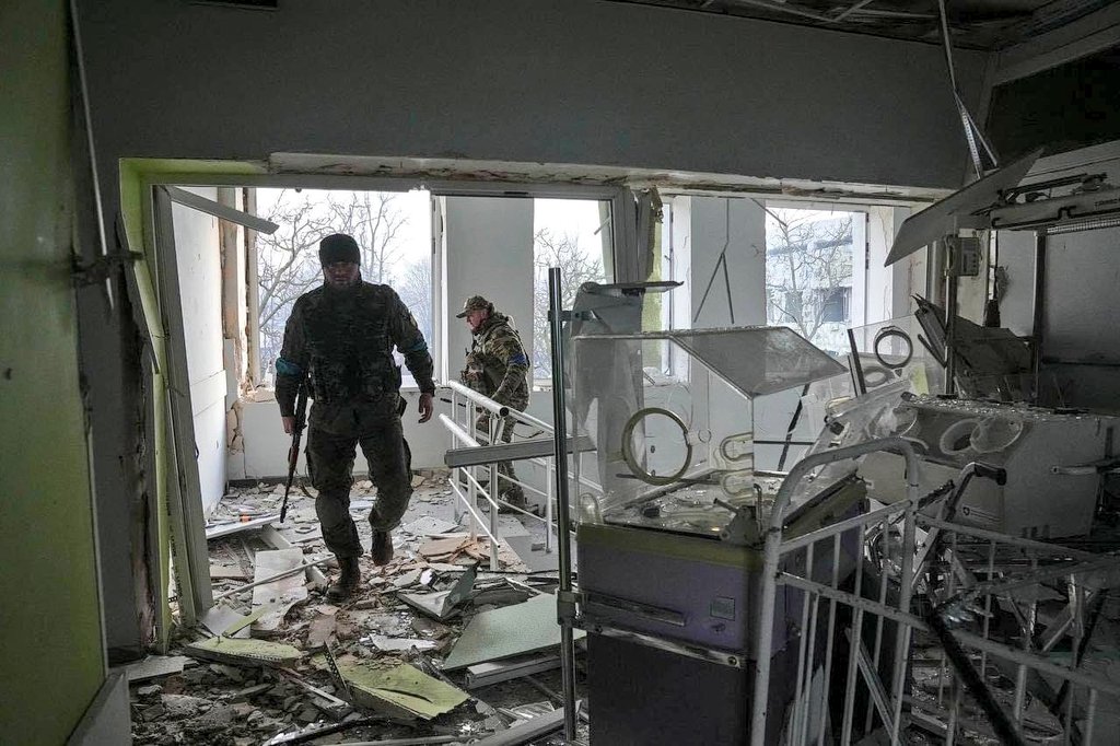 yukselhos's tweet photo. #Mariupol'deki çocuk hastanesi bombalandı. Küvözlerdeki bebekler yerlere saçılmış halde... anneler yerlerde, bebekler yerlerde... demindir aklım çıkmış şekilde videodan çıkamadım. Allah'a bela üstüne bela okuyorum. #Ukrayna'daki masumların dramı için ses çıkarmayan insan olamaz! https://t.co/eRPM9uo0ke