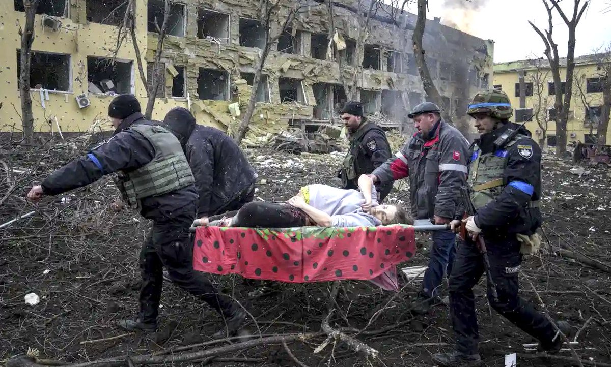 doctor_oxford's tweet photo. An injured pregnant woman is stretchered to safety after Russian bombs “completely destroyed” a children’s & maternity hospital today in Mariupol.
Other woman & children remain trapped in the rubble inside.
This is a war crime, unspeakably vile.
Photo: Evgeniy Maloletka/AP https://t.co/SLEWvkOSxD