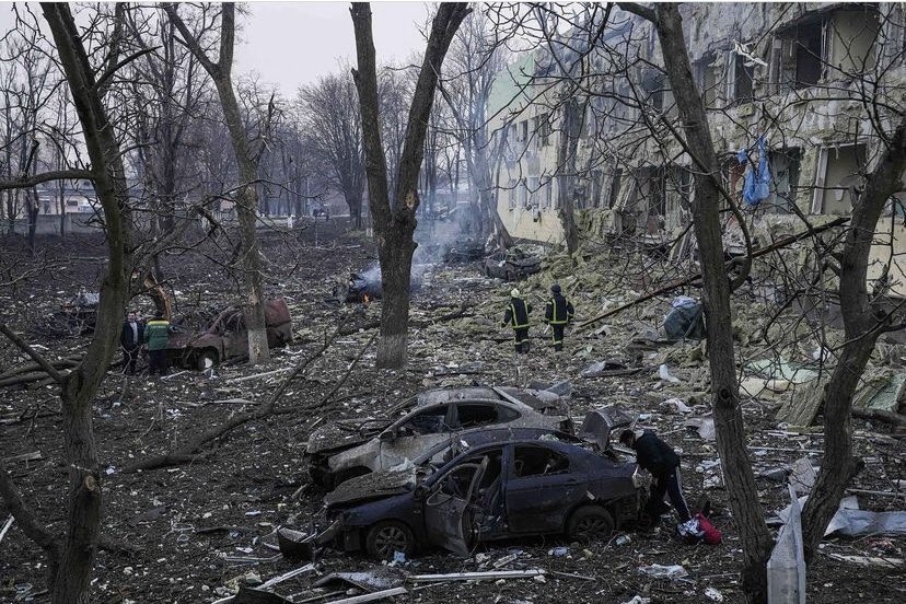 Arbb0220's tweet photo. 14th day of bloody war in my country #Ukraine.
It's a maternity hospital after the airstrike of the center of #Mariupol. All we need is #PeaceInUkraine and to stop the Russian army’s making crimes😔
#UkraineRussiaWar #Ukrainian #Ukraine️ #UkraineWar #PutinIsaWarCriminal https://t.co/LejSorcA9K