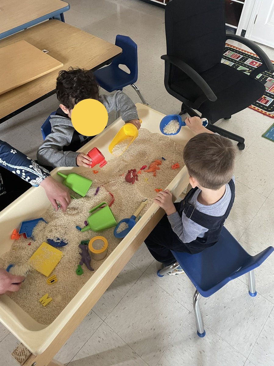 AliseBabcock's tweet photo. Dumping and pouring is great fine motor skill practice! It also helps littles with math concepts like volume. #ECSE #mathinprek #ISDstrong #hanthornhoneybees https://t.co/N6vHYHYCa9