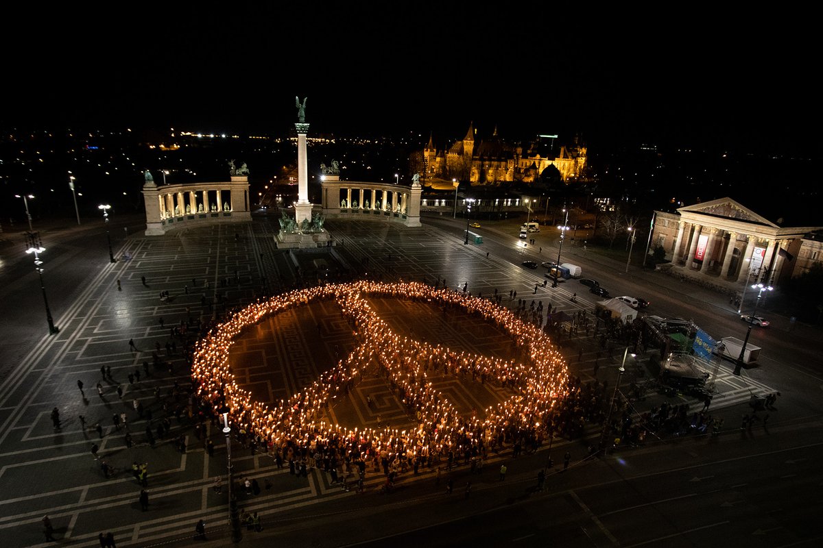 Thousands of people formed a huge peace sign to protest against the invasion of Ukraine and to express their compassion for the innocent victims of the war in Budapest’s Heroes’ Square. The demonstration has been organised by Greenpeace Hungary.☮️🕊️

📷 Bence Jardany / Greenpeace