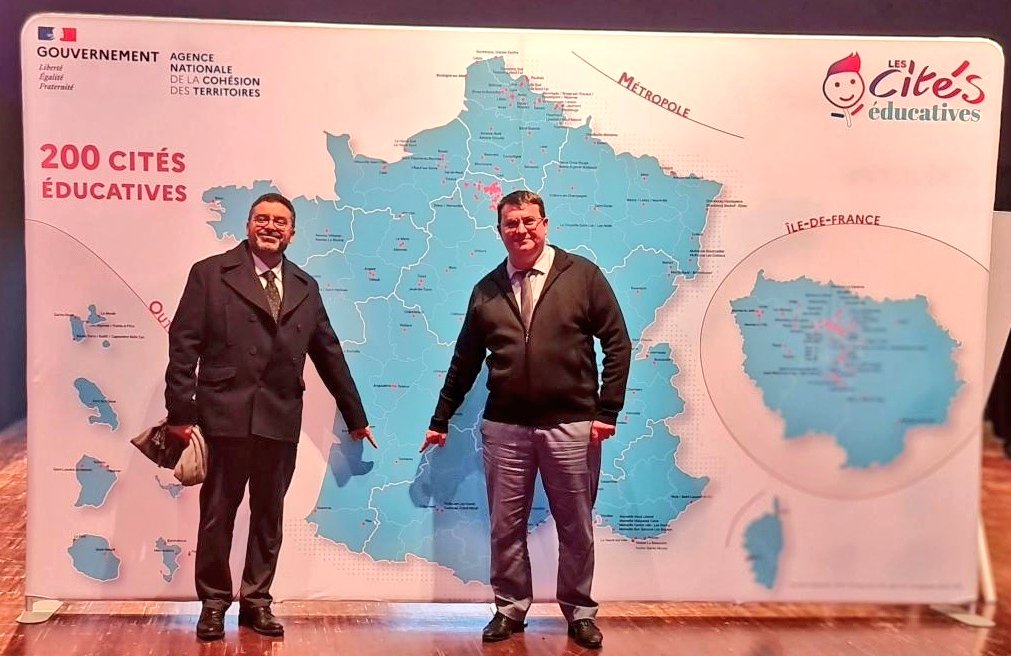 Dsden47's tweet photo. #Tonneins devient #citeeducative! Félicitations et merci à M Lazrak, sous Prefet de Marmande, M Rinaudo, maire, Mme Kubek, IEN de Nerac et M Boutrelle, Principal @ClgGermillac pour leur engagement dans cette labelisation. @AcBordeaux @ABisagni https://t.co/aPQMjfq0m1