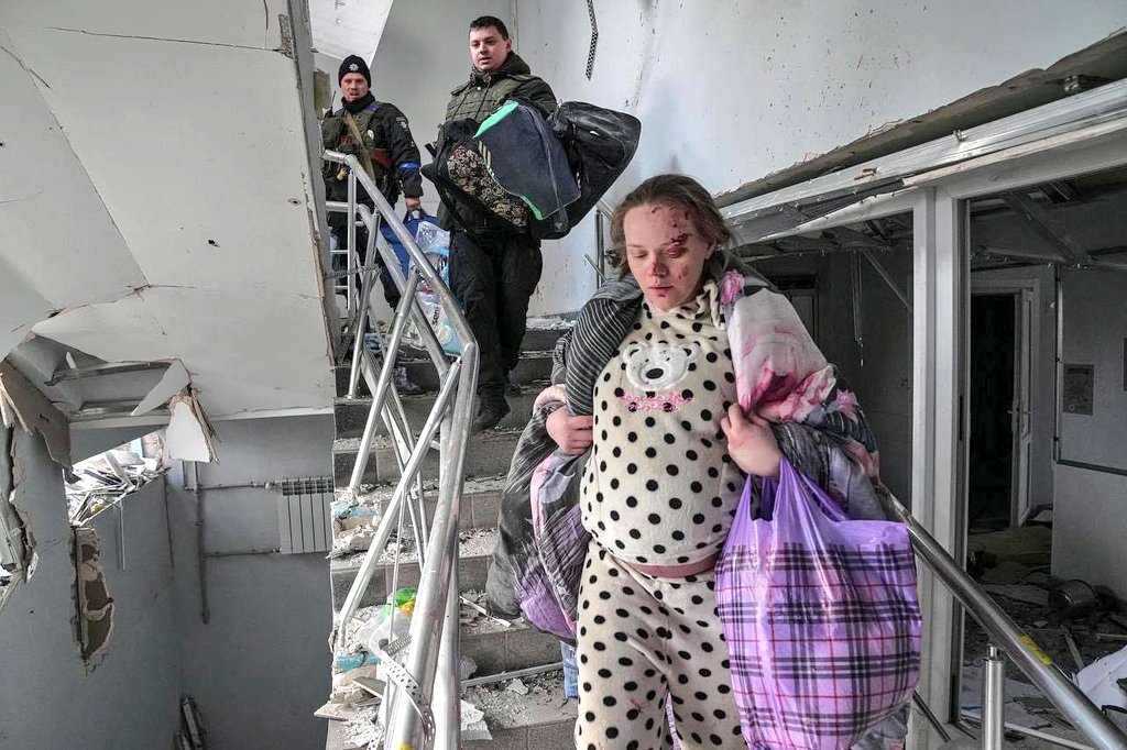 yukselhos's tweet photo. #Mariupol'deki çocuk hastanesi bombalandı. Küvözlerdeki bebekler yerlere saçılmış halde... anneler yerlerde, bebekler yerlerde... demindir aklım çıkmış şekilde videodan çıkamadım. Allah'a bela üstüne bela okuyorum. #Ukrayna'daki masumların dramı için ses çıkarmayan insan olamaz! https://t.co/eRPM9uo0ke