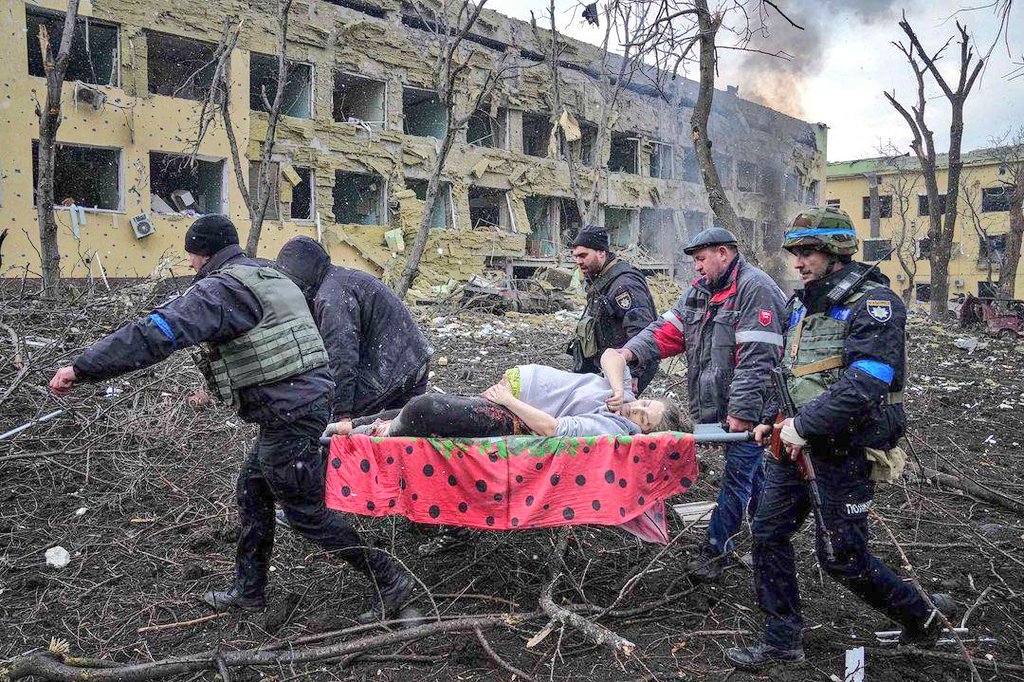 yukselhos's tweet photo. #Mariupol'deki çocuk hastanesi bombalandı. Küvözlerdeki bebekler yerlere saçılmış halde... anneler yerlerde, bebekler yerlerde... demindir aklım çıkmış şekilde videodan çıkamadım. Allah'a bela üstüne bela okuyorum. #Ukrayna'daki masumların dramı için ses çıkarmayan insan olamaz! https://t.co/eRPM9uo0ke