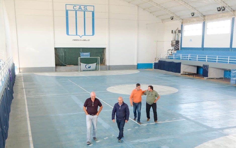 ric_sastre's tweet photo. Junto a José Álvarez y Oscar Schieschke, directivos de Argentinos del Sur, realizamos una recorrida por las instalaciones del club. Visitamos el natatorio, que tiene obras en proceso, y el gimnasio, donde se harán tareas de refacción en los próximos días #Chubut https://t.co/eREQhVIAXn