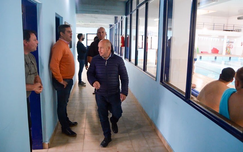 ric_sastre's tweet photo. Junto a José Álvarez y Oscar Schieschke, directivos de Argentinos del Sur, realizamos una recorrida por las instalaciones del club. Visitamos el natatorio, que tiene obras en proceso, y el gimnasio, donde se harán tareas de refacción en los próximos días #Chubut https://t.co/eREQhVIAXn
