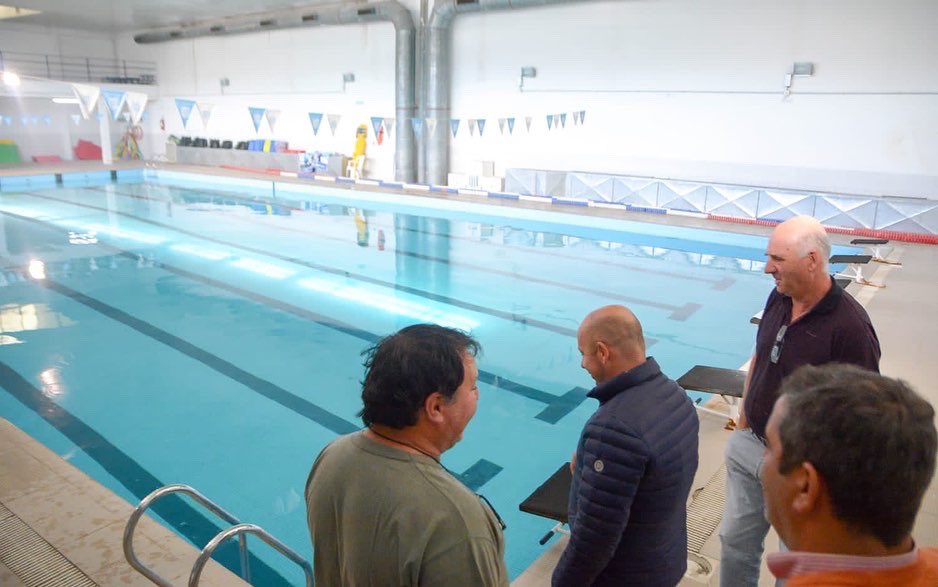 ric_sastre's tweet photo. Junto a José Álvarez y Oscar Schieschke, directivos de Argentinos del Sur, realizamos una recorrida por las instalaciones del club. Visitamos el natatorio, que tiene obras en proceso, y el gimnasio, donde se harán tareas de refacción en los próximos días #Chubut https://t.co/eREQhVIAXn